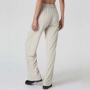 NWT Women's Vuori Villa Trouser-Short. Color Mushroom. Size Small, 29" Inseam